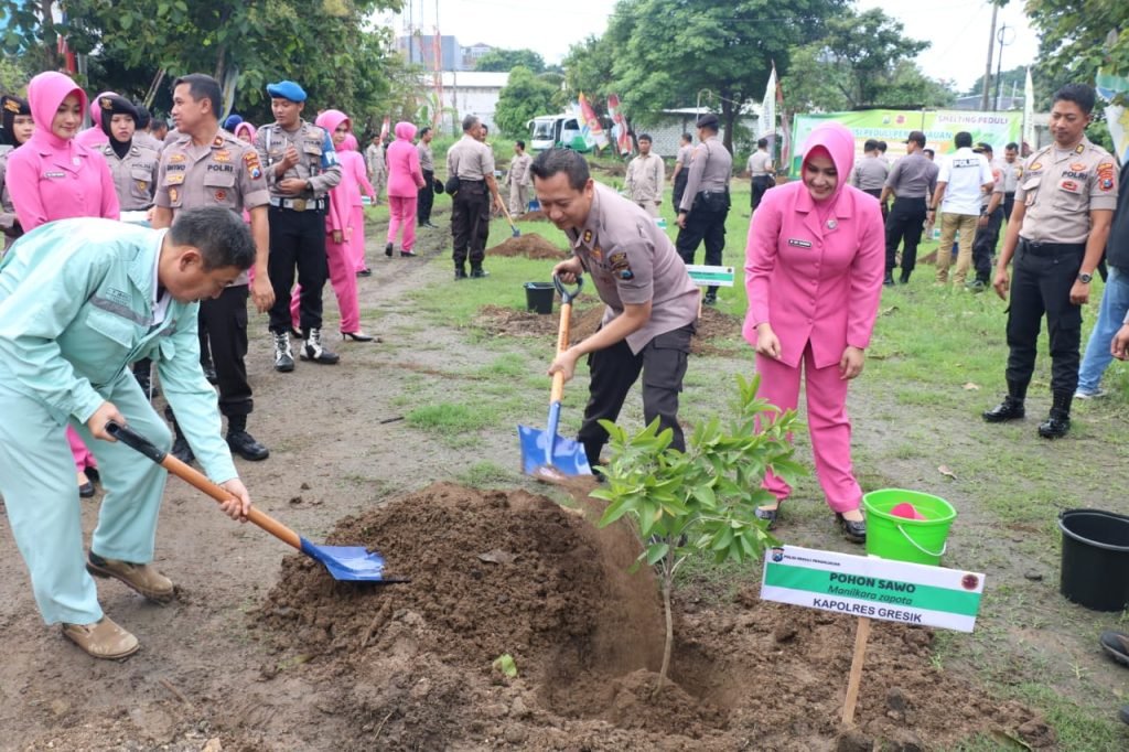 Peduli Penghijauan, Polres Gresik Kembali Tanam Seribu Pohon
