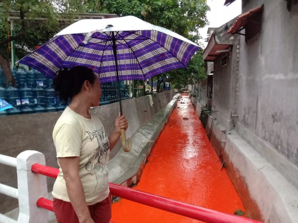 Warga GKB Kaget, Air Selokan Mendadak Berwarna Oranye