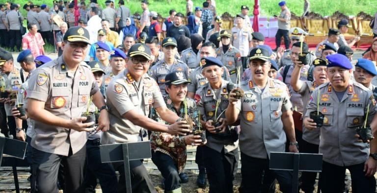 Baharkam Polri Tanam 60 Ribu Akar Wangi di Tanggul Sungai Brantas Porong