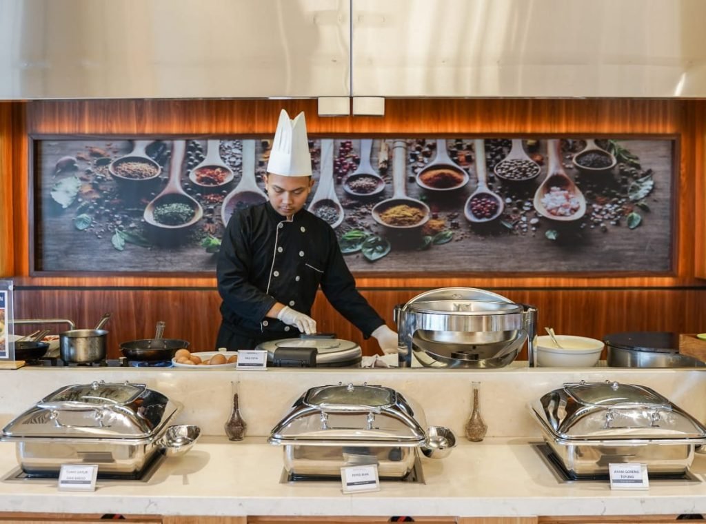 Manjakan Pelanggan, Aston Inn Gresik Hadirkan Pak Danang Delivery