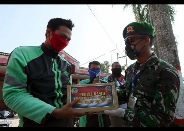Batalyon 511/Dibyatara Yudha kepada masarakat bagi bagi Sembako, ditengah dampak Cirus Covid-19.