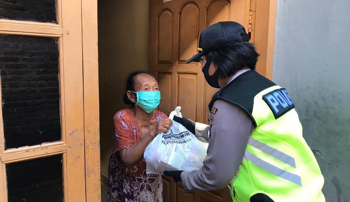 Polres Blitar Kota Sumbang 6 Ton Beras ke Masyarakat.