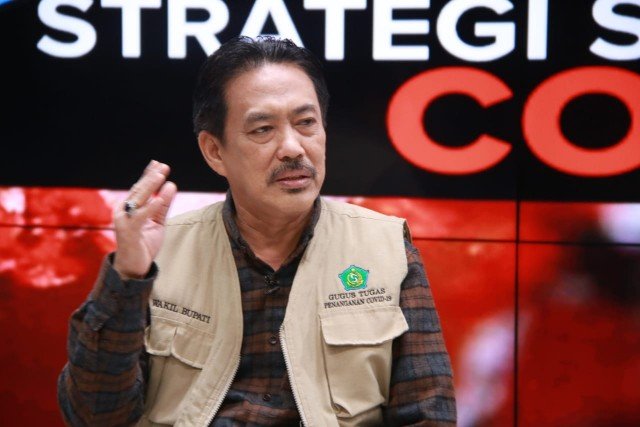 Pelanggar PSBB II Sidoarjo Kena Hukuman Membantu Pemakaman Prosedur Covid-19