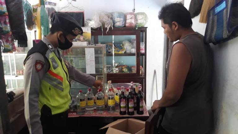 Ratusan Botol Miras Disita dari Berbagai Toko di Blitar Kota