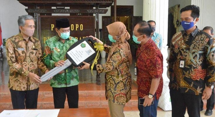 Pemkab Sidoarjo Dapat CSR Satu Unit Ambulance dari BRI untuk Lawan Covid-19