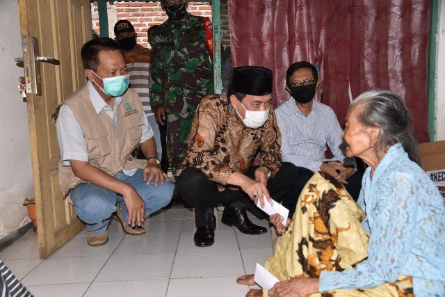 Cak Nur Beri Bantuan Nenek Usia 90 Tahun yang Hidup Sebatangkara