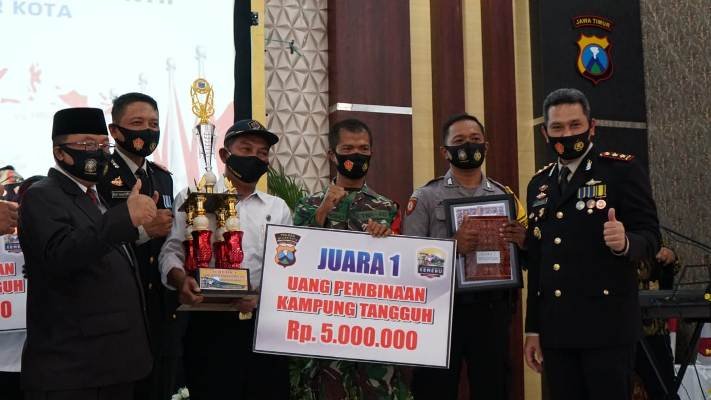Di Tengah-tengah Peringati HUT Bhayangkara ke-74, Polres Blitar Kota Serahkan Hadiah Pemenang Lomba Kampung Tangguh Semeru