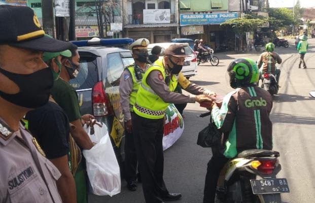 Nasi Bungkus dan Masker dari Polres Kota Sidoarjo dan Suporter Persebaya untuk Warga Waru