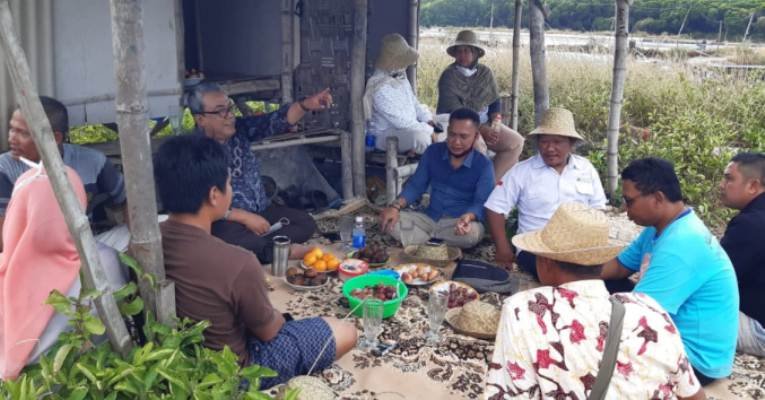 Petani Tambak Di Pantai Utara Lamongan Keluhkan Banyaknya Perijinan ke Menteri KKP