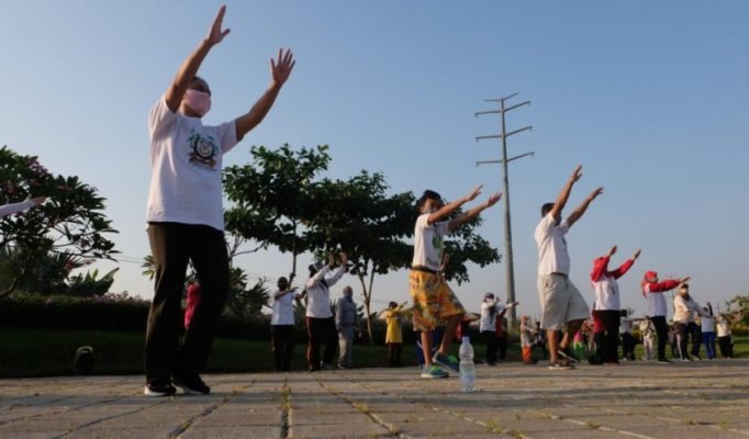 Mantan Penderita Covid-19 Surabaya Diajak Senam Pernapasan
