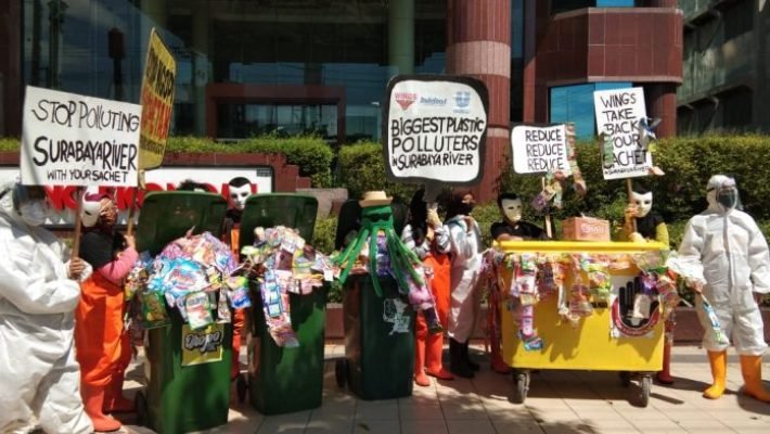 5 Perempuan Gugat Wings Surya dan Indofood karena Abai Kelola Sachet di Kali Surabaya