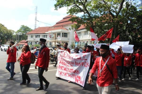 Aksi Turun Jalan GMNI Malang Tuntut Masalah Agraria