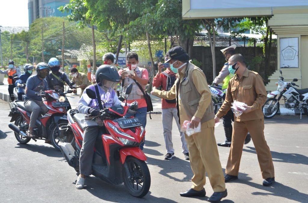 Bupati Gresik Bagi-Bagi Masker di Jalan