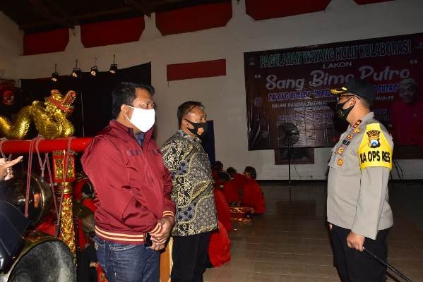 Kapolres Blitar, AKBP Ahmad Fanani Eko Bubarkan Pagelaran Wayang Kulit