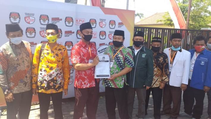 Usai Ziarah di Makam Ulama NU, Paslon Wali Kota dan Wakil Walikota Blitar Henry dan Yasin Daftarkan Diri di Kantor KPU Kota Blitar