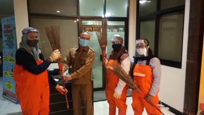 Mahasiswa Uinsa Surabaya Hadiahi Bupati Sambari Sapu Lidi