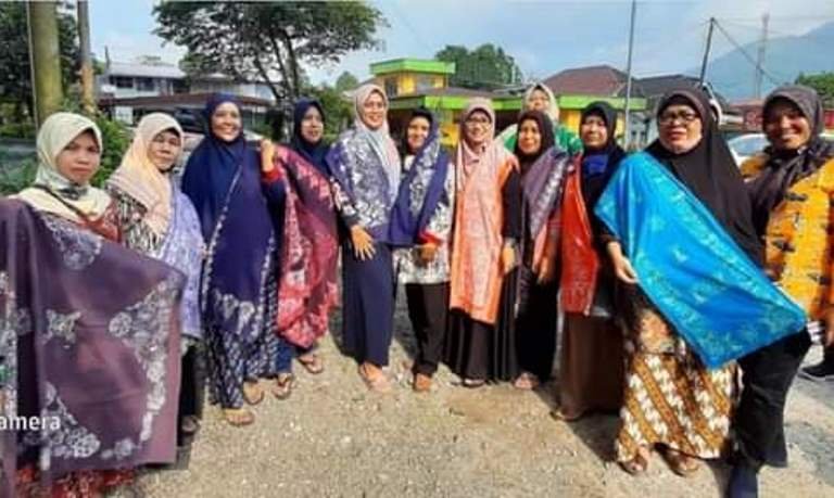 Dosen Kriya Seni ISI Padangpanjang Bekali IRT Silaing Atas dengan Keterampilan Batik