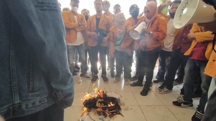 Biaya Wisuda Mahal, Calon Wisudawan-Wisudawati Kampus Unija Sumenep Gelar Demonstrasi