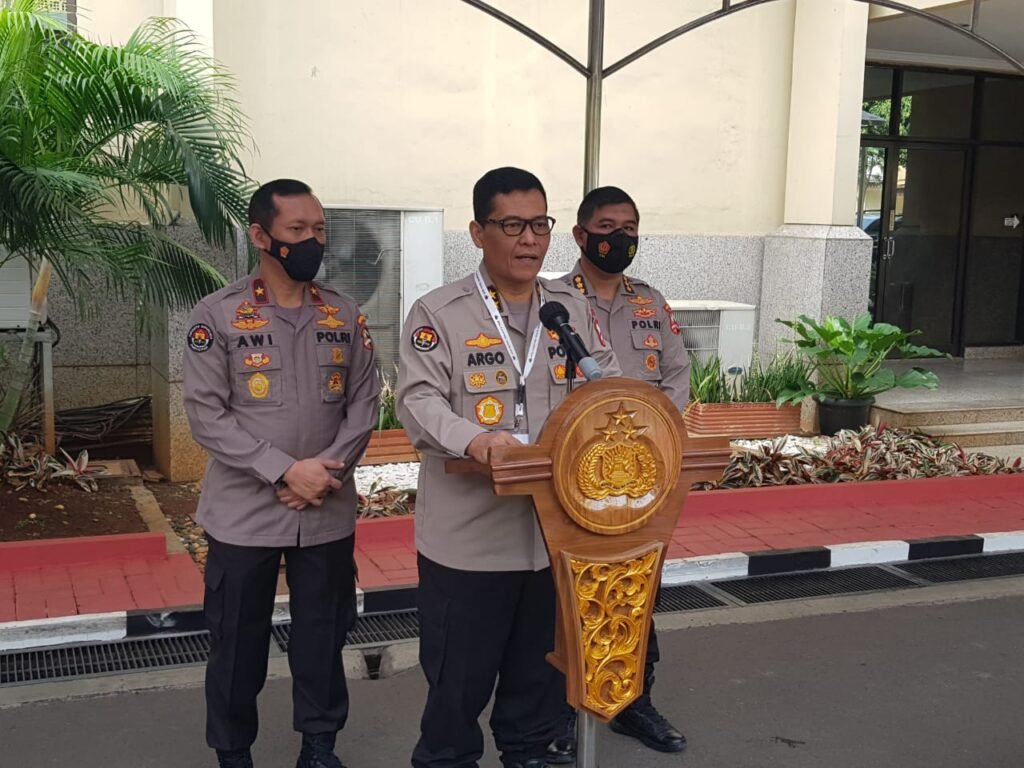 Jelang Nataru Dimasa Pandemi, Polri Gelar Ops Lilin Dan Bagikan Sembako