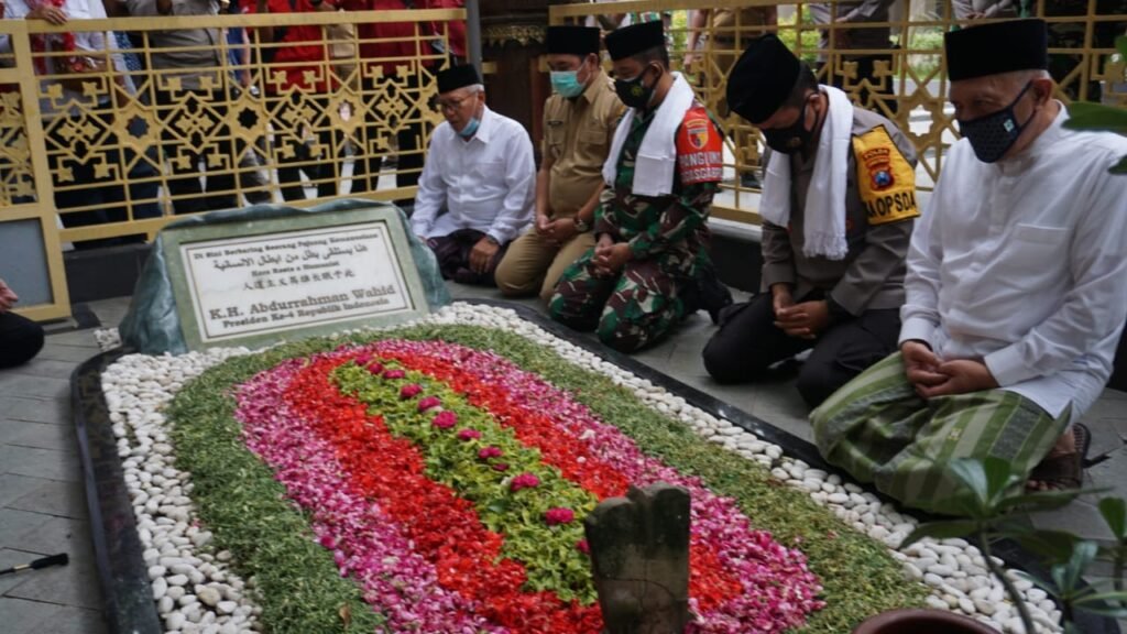 Kunjungi Ponpes Tebuireng, Kapolda Jatim Ziarah Makam Gus Dur