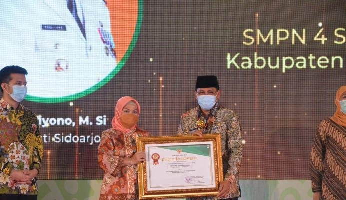Sidoarjo Terima Penghargaan Kovablik Calisline SMPN 4