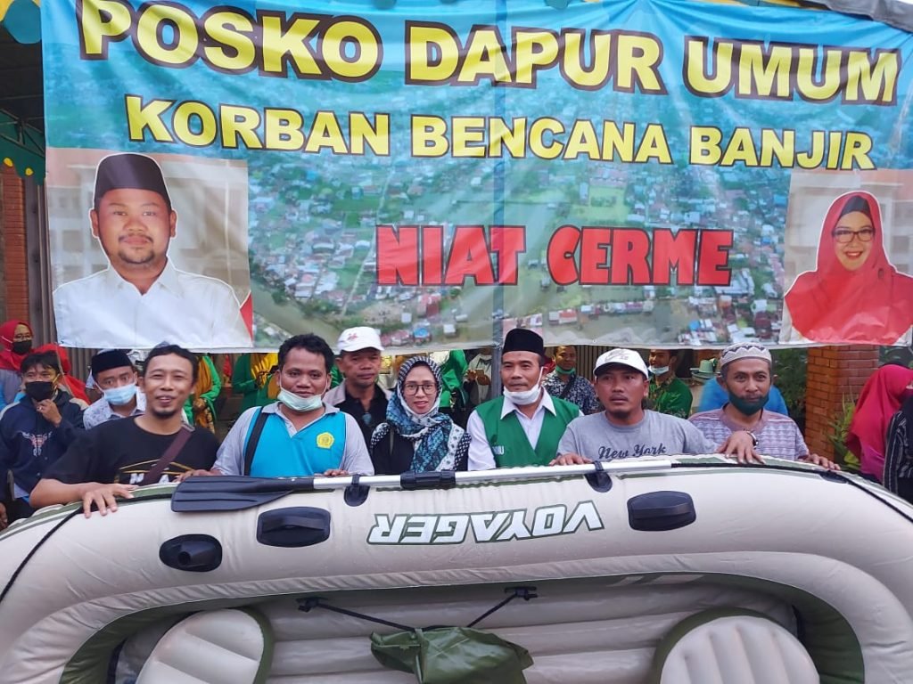 Ning Nurul, Istri Bupati Terpilih Dirikan Dapur Umum Korban Banjir Cerme