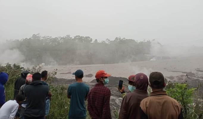 Aktivitas Gunung Semeru Jadi Tontonan