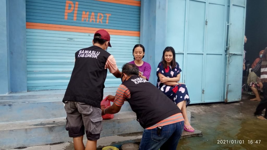 Komisioner Panwaslu Gresik Bantu Korban Banjir Kali Lamong