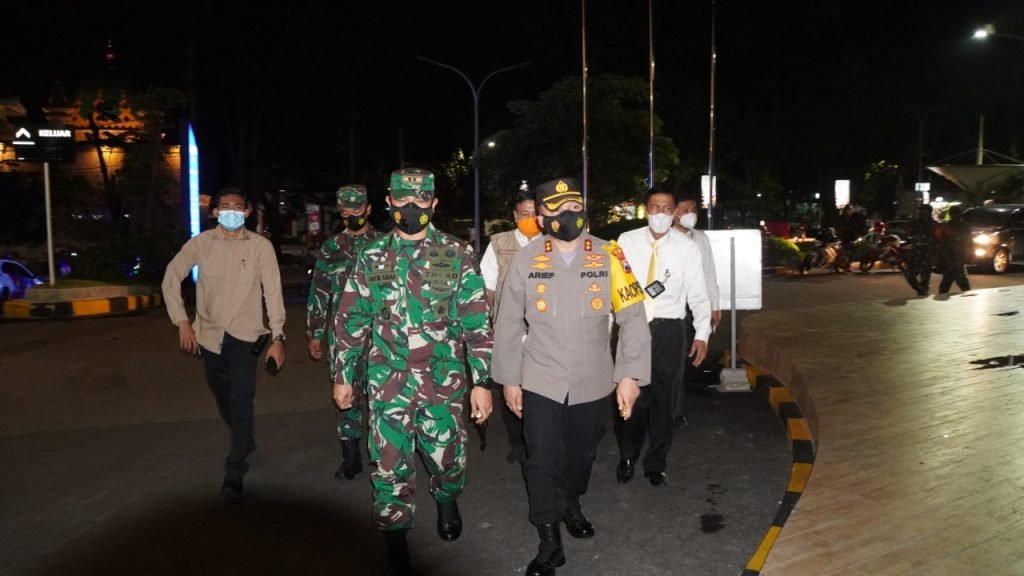 Kapolres Gresik Pimpin Patroli Skala Besar PPKM Tekan Covid-19.