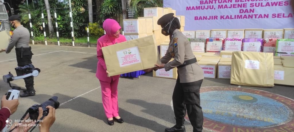 Istri Kapolres Gresik Bantu Korban Gempa Sulawesi Barat dan Banjir Kalimantan Selatan