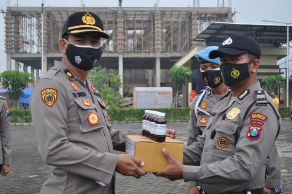 Kapolres Kota Sidoarjo Bekali Personel PPKM Probiotik dan Vitamin