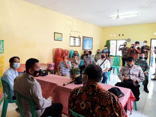 Kunjungi Kampung Tangguh Polehan Kapolresta Malang Bagikan Sembako