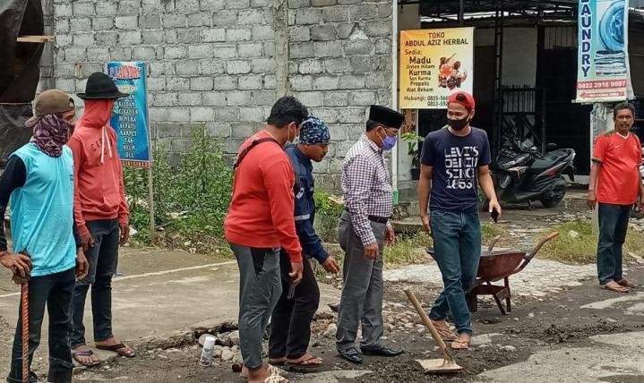 Pj Bupati Sidoarjo Apresiasi Kerja Bakti Perbaikan Jalan di Rangkah Kidul