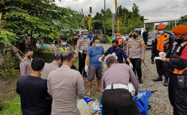 Satu Keluarga Diseruduk KA Dhoho Jurusan Blitar- Surabaya lewat Selatan