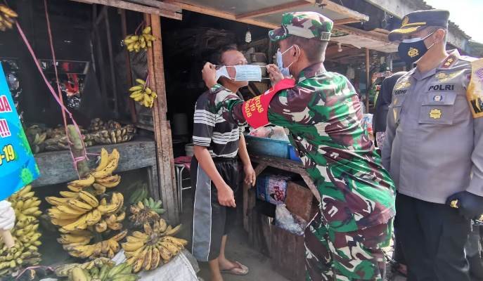 Kapolres Blitar Kota bersama Komandan Kodim 0808 Blitar Bagi-bagi Masker pada Masyarakat