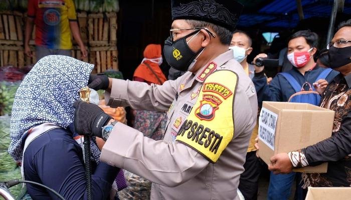 Kapolresta Sidoarjo Bawa Mbah Bejo Turun Pasar Porong, Sosialisasi Protokol Kesehatan