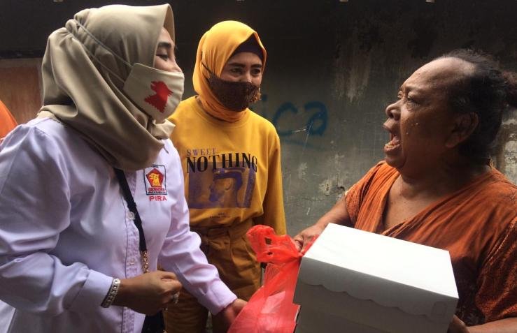 Hj Mimik Idayana Sambangi Warga Terdampak Banjir di Kalipecabean Sidoarjo