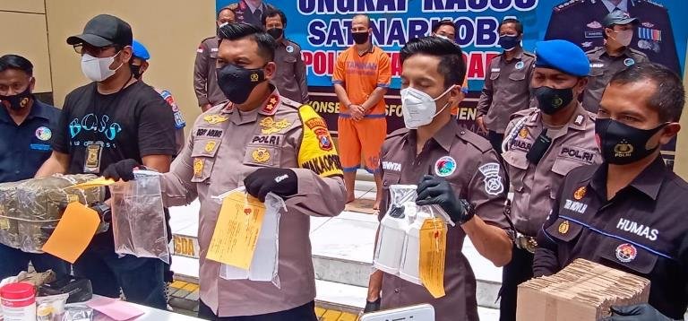 Satuan Reserse Narkotika Dan Obat-obatan Terlarang (Satresnarkoba) Polresta Sidoarjo Bekuk Warga Palestina Pemakai Ganja