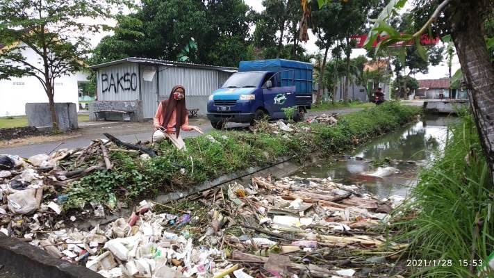 Kali Porong dan Biotanya Tercemar Mikroplastik