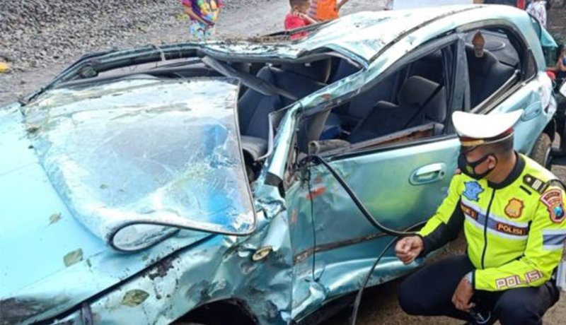 Mobil Masda Tiba-tiba Mogok di Tengah Perlintasan KA – Berakhir Seperti ini