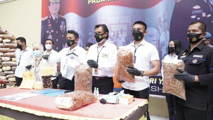 Unit V Tipidek Satreskrim Polresta Sidoarjo Ungkap Kasus Krupuk Berbahan Garam Bleng