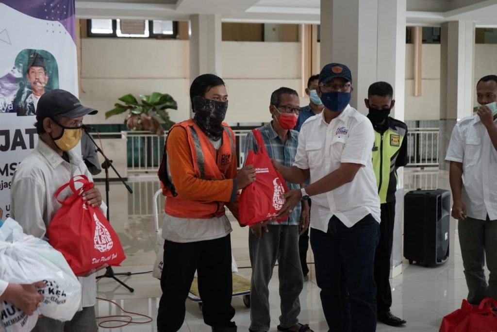SMSI Jatim Bagikan Sembako bagi Masyarakat Terdampak Covid-19