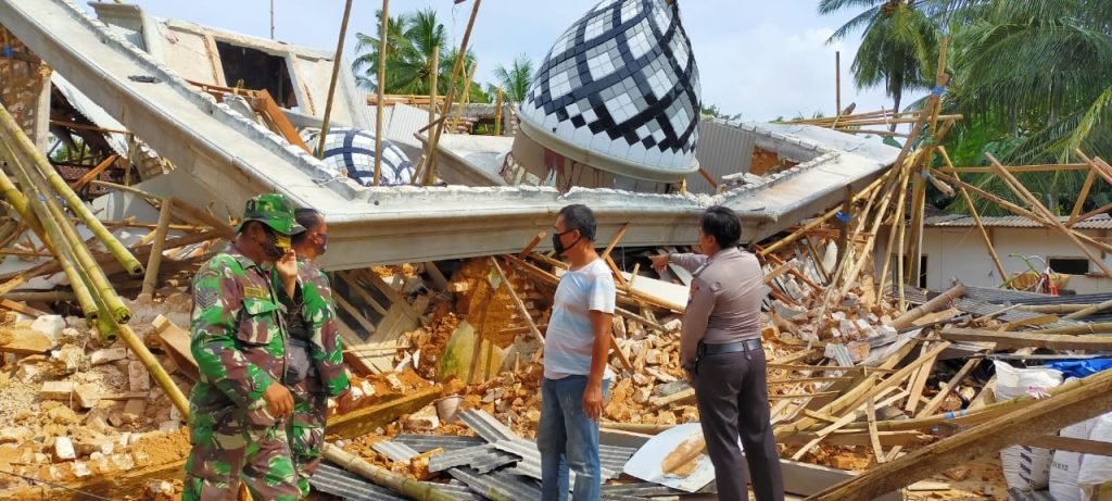 Proses Renovasi Masjid di Sumenep Ambruk