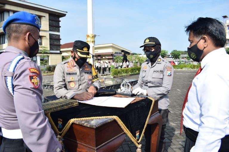 Kapolresta Sidoarjo Tandatangani dan Jajaran Tandatangani Pakta Integritas