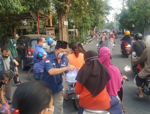 Dalam Rangka Berbagi dan Mengucapkan Terimakasih, Bakomstra DPC Partai Demokrat Surabaya Bagi-Bagi Takjil