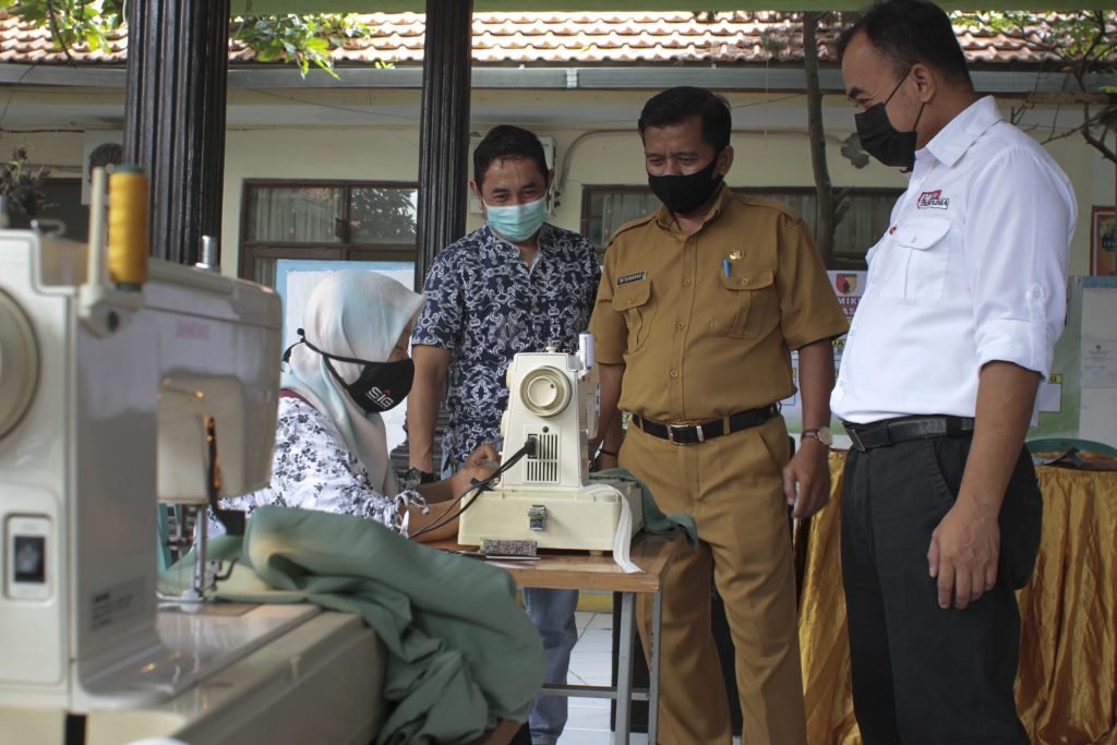 SIG Berikan Pelatihan Menjahit dan Beternak di Gresik dan Rembang