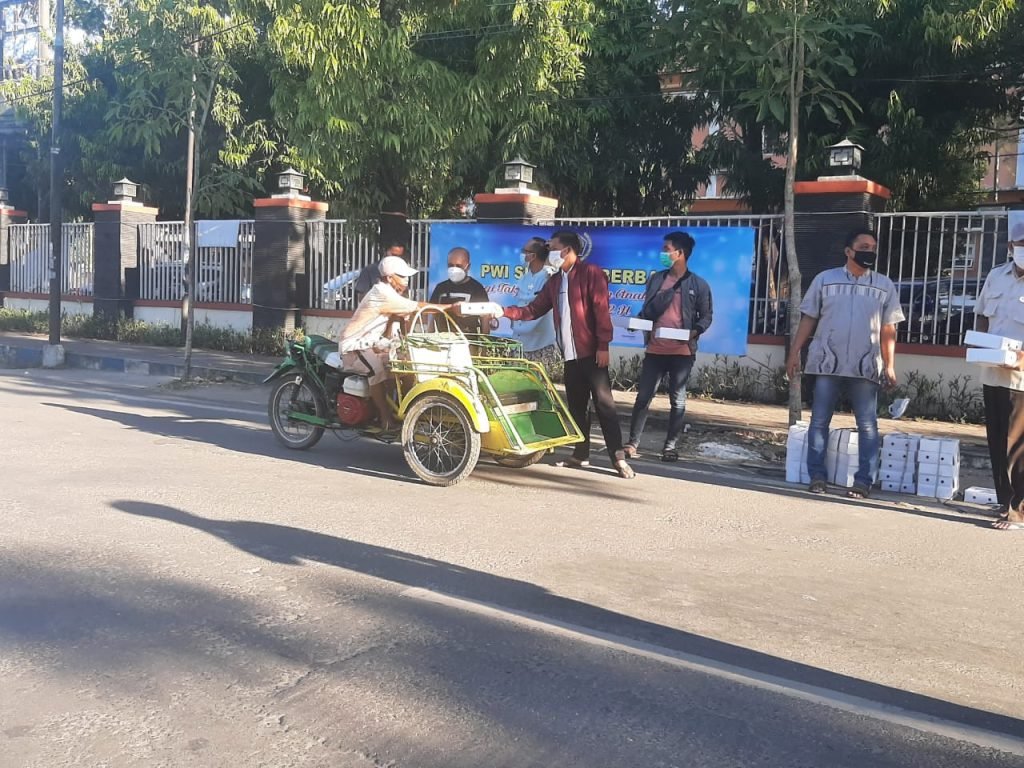 Semarak Ramadhan, PWI Sumenep Bagi – Bagi Takjil Ke Pengguna Jalan