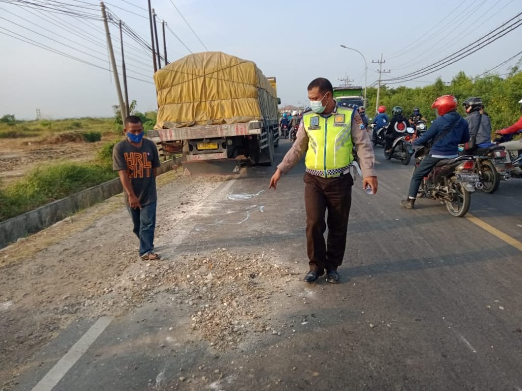 Tabrak Truk Parkir, Pasutri Tewas Seketika