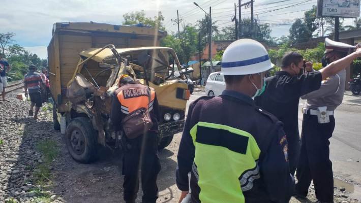 Kurang Hati-hati Truk Bermuatan Batu Disambar Kereta Api Jurusan Blitar Malang