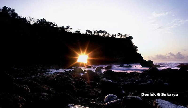 Melihat dari Mata Hati Deniek G Sukarya: Merekam Fenomena Alam